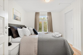 5 mins to City center in Bright & Cozy stay